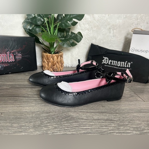 Demonia star-27 ankle strap flat with studded bow and scalloped detail. Size 5 - Picture 2 of 11